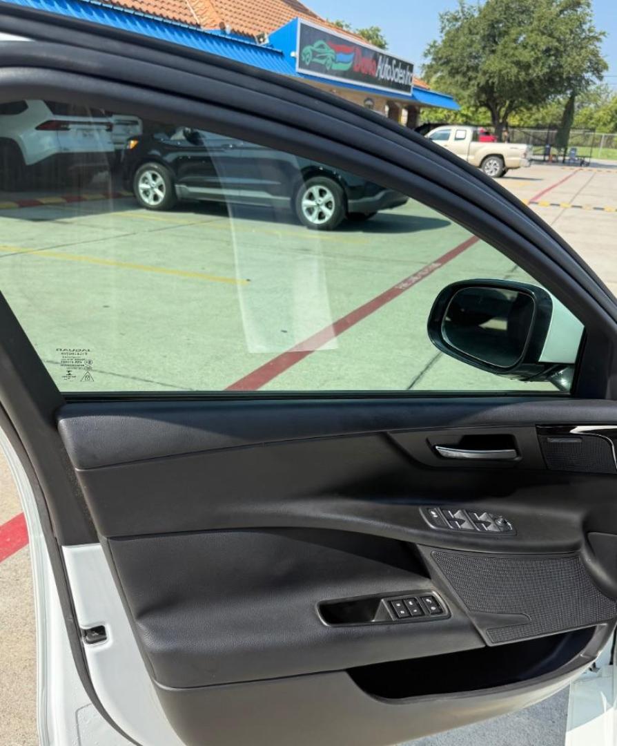 2021 Silver Volkswagen Passat 2.0T SE (1VWSA7A39MC) with an 2L I-4 gasoline direct injection engine, located at 2401 E Main St., Grand Prairie, TX, 75050, (972) 262-4440, 32.748981, -96.969643 - Photo#9