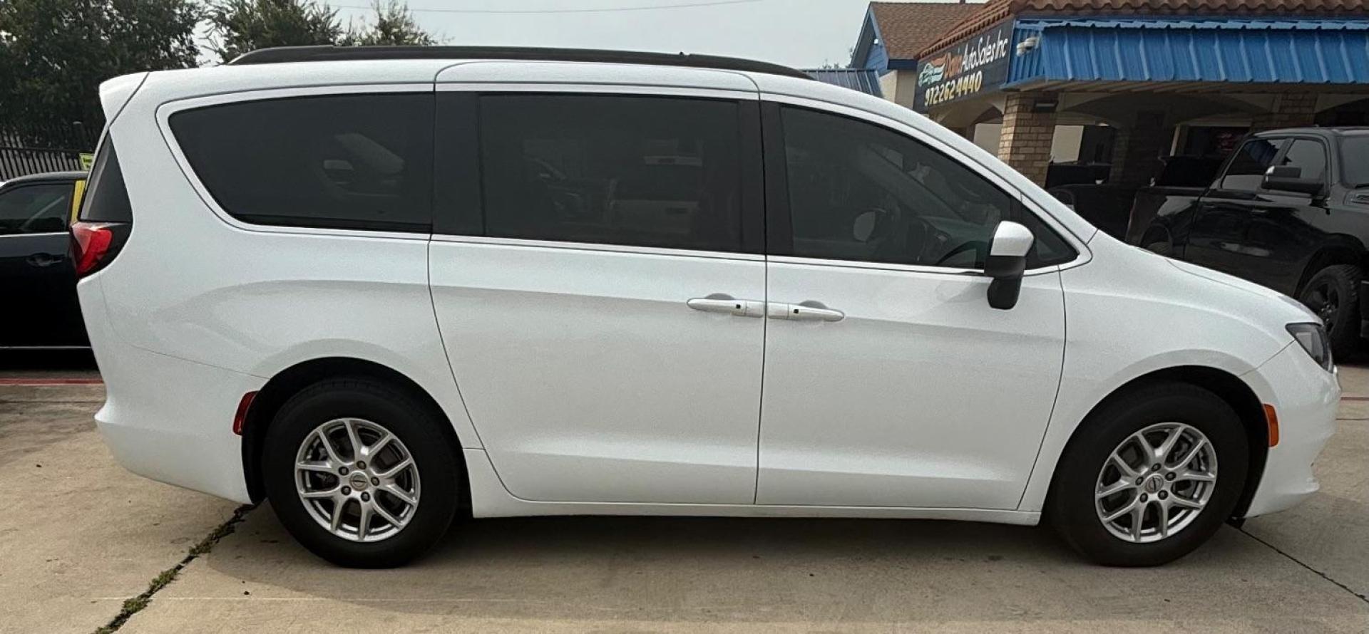 2021 White Chrysler Voyager (2C4RC1DG0MR) with an 3.6L V-6 DOHC engine, located at 2401 E Main St., Grand Prairie, TX, 75050, (972) 262-4440, 32.748981, -96.969643 - Photo#4