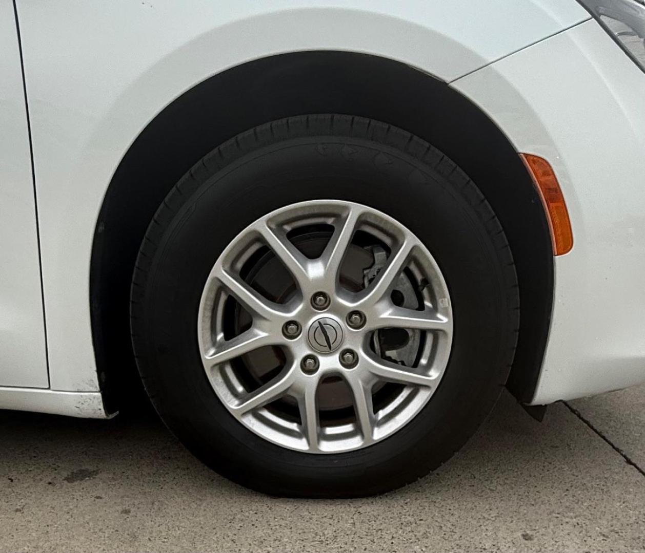 2021 White Chrysler Voyager (2C4RC1DG0MR) with an 3.6L V-6 DOHC engine, located at 2401 E Main St., Grand Prairie, TX, 75050, (972) 262-4440, 32.748981, -96.969643 - Photo#5