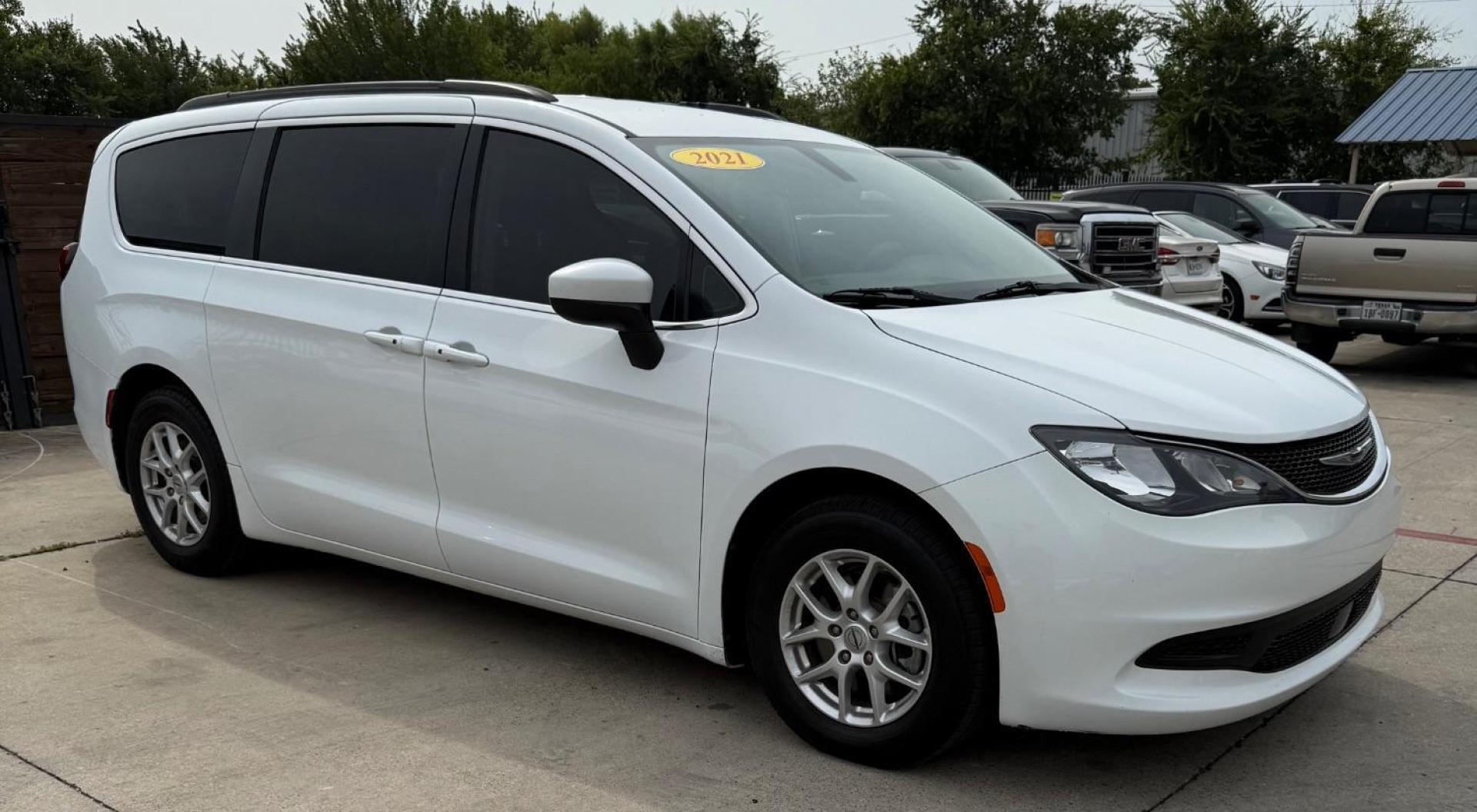 2021 White Chrysler Voyager (2C4RC1DG0MR) with an 3.6L V-6 DOHC engine, located at 2401 E Main St., Grand Prairie, TX, 75050, (972) 262-4440, 32.748981, -96.969643 - Photo#7