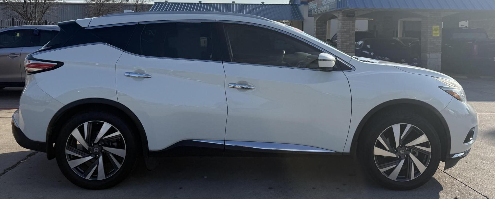 2018 White Nissan Murano (5N1AZ2MG8JN) with an 3.5L V-6 DOHC engine, located at 2401 E Main St., Grand Prairie, TX, 75050, (972) 262-4440, 32.748981, -96.969643 - Photo#5