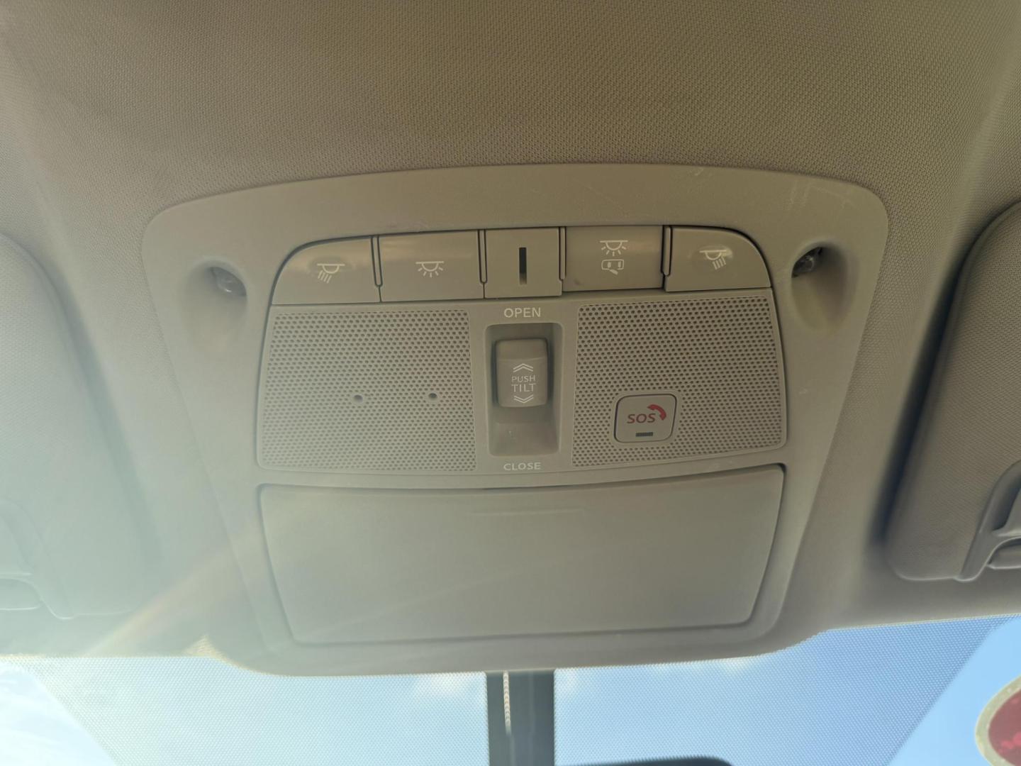 2018 White Nissan Murano (5N1AZ2MG8JN) with an 3.5L V-6 DOHC engine, located at 2401 E Main St., Grand Prairie, TX, 75050, (972) 262-4440, 32.748981, -96.969643 - Photo#19