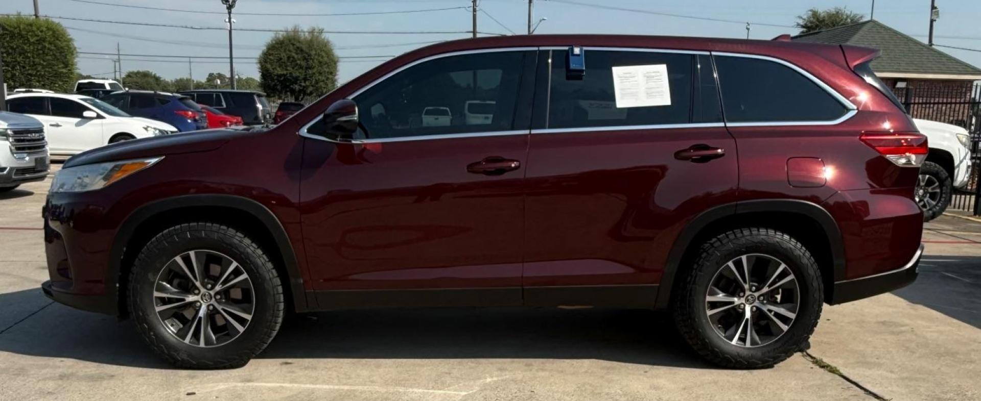 2019 Red Toyota Highlander LE (5TDZZRFHXKS) with an 3.5L V-6 port/direct injection engine, located at 2401 E Main St., Grand Prairie, TX, 75050, (972) 262-4440, 32.748981, -96.969643 - Photo#5