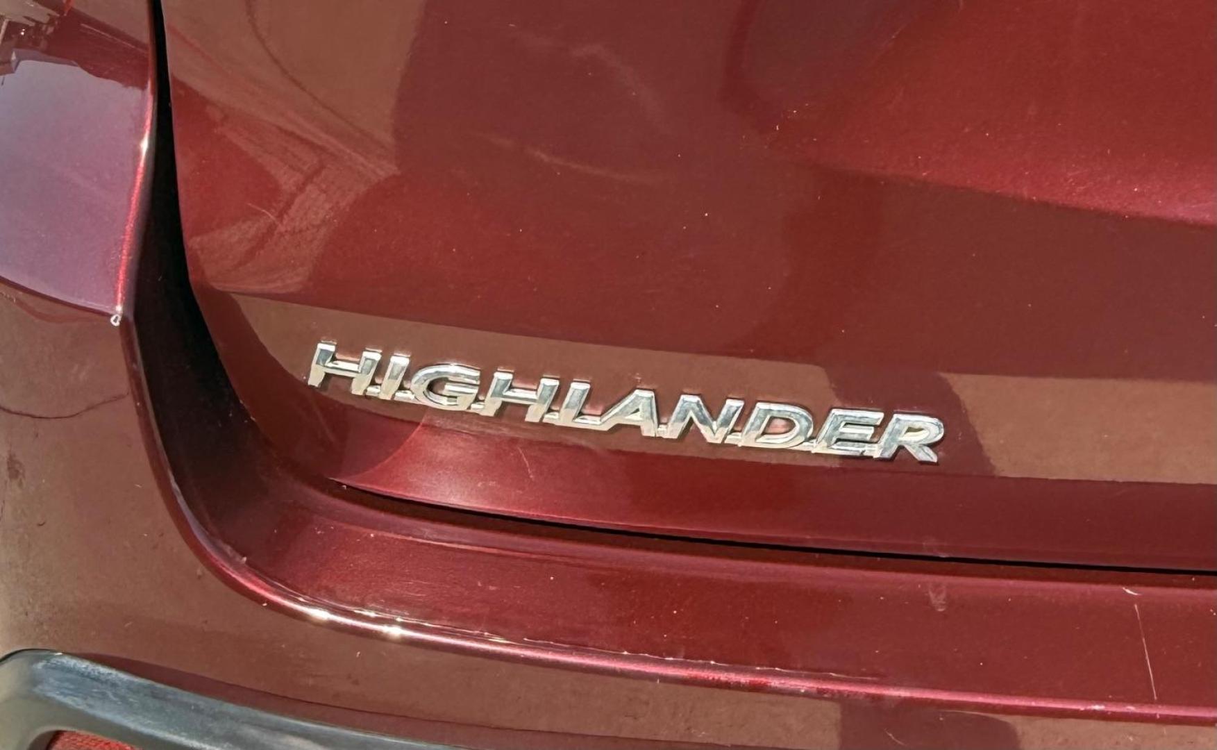2019 Red Toyota Highlander LE (5TDZZRFHXKS) with an 3.5L V-6 port/direct injection engine, located at 2401 E Main St., Grand Prairie, TX, 75050, (972) 262-4440, 32.748981, -96.969643 - Photo#8