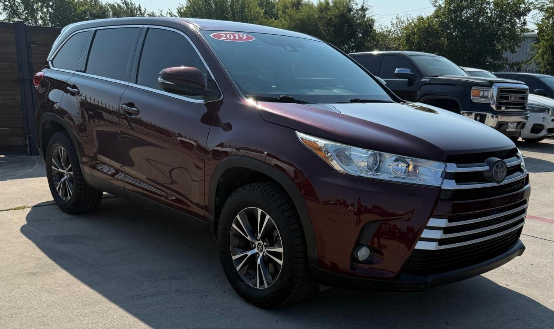 2019 Red Toyota Highlander LE (5TDZZRFHXKS) with an 3.5L V-6 port/direct injection engine, located at 2401 E Main St., Grand Prairie, TX, 75050, (972) 262-4440, 32.748981, -96.969643 - Photo#16
