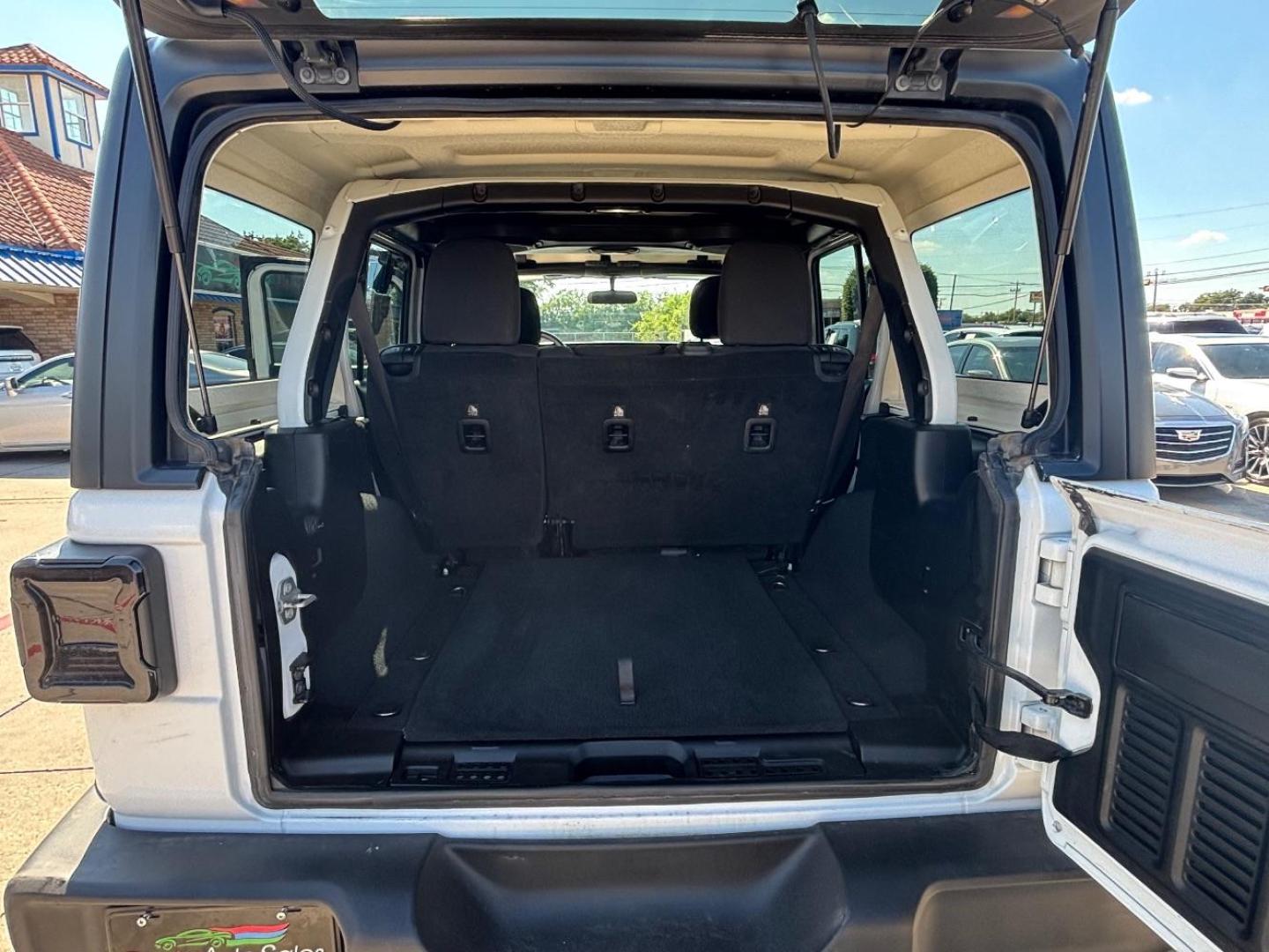 2018 White Jeep Wrangler Unlimited Sport S 4x4 (1C4HJXDG1JW) , located at 2401 E Main St., Grand Prairie, TX, 75050, (972) 262-4440, 32.748981, -96.969643 - Photo#5