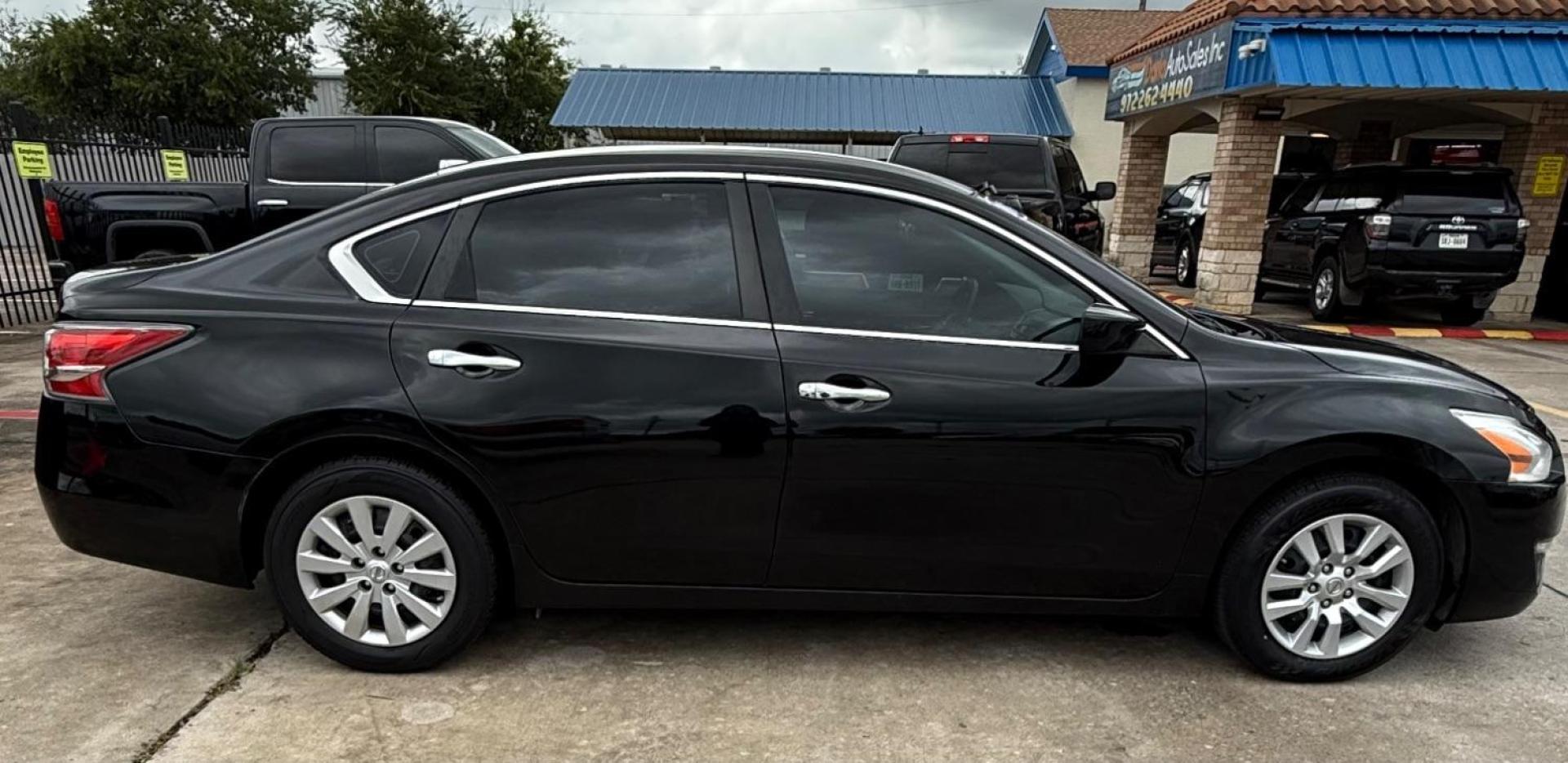 2014 Black Nissan Altima (1N4AL3AP9EN) with an 2.5L I-4 DOHC engine, located at 2401 E Main St., Grand Prairie, TX, 75050, (972) 262-4440, 32.748981, -96.969643 - Photo#4