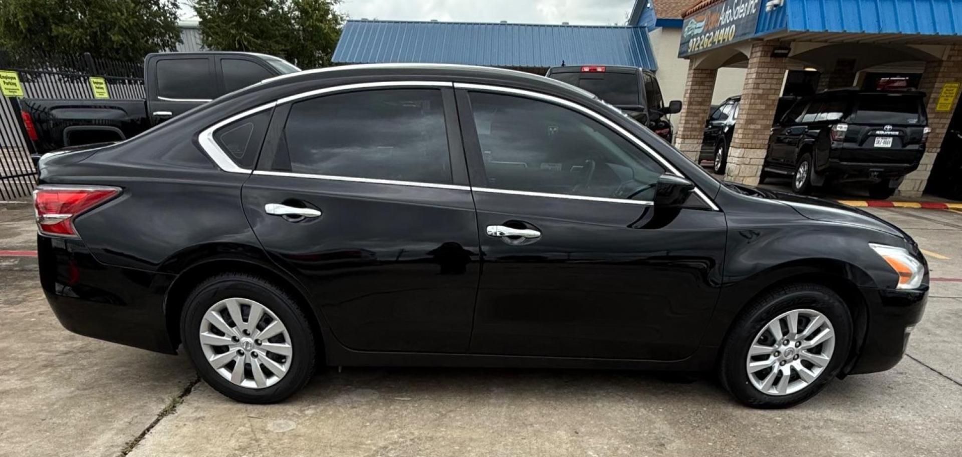 2014 Black Nissan Altima (1N4AL3AP9EN) with an 2.5L I-4 DOHC engine, located at 2401 E Main St., Grand Prairie, TX, 75050, (972) 262-4440, 32.748981, -96.969643 - Photo#5