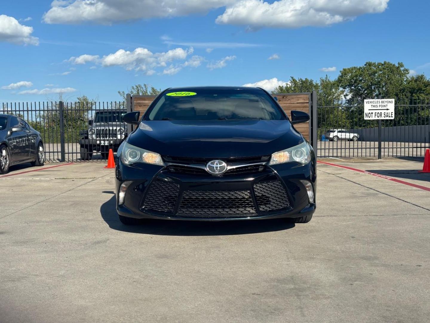 2016 Gray Toyota Camry SE (4T1BF1FK7GU) with an 2.5L I-4 DOHC engine, located at 2401 E Main St., Grand Prairie, TX, 75050, (972) 262-4440, 32.748981, -96.969643 - Photo#1