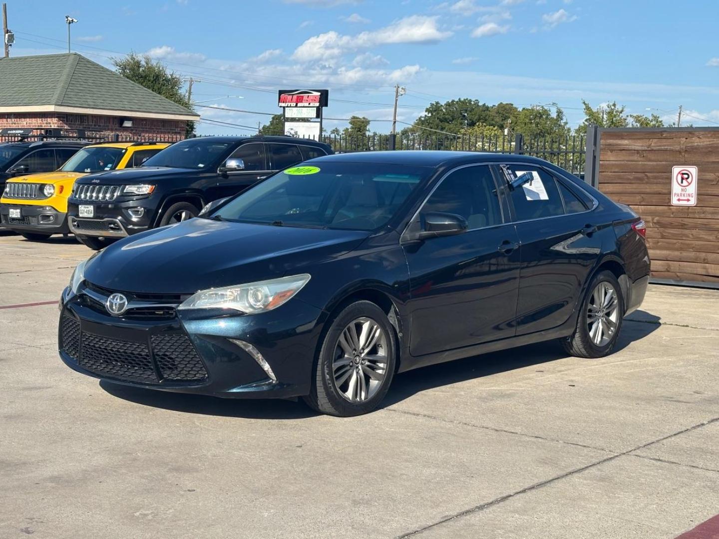 2016 Gray Toyota Camry SE (4T1BF1FK7GU) with an 2.5L I-4 DOHC engine, located at 2401 E Main St., Grand Prairie, TX, 75050, (972) 262-4440, 32.748981, -96.969643 - Photo#2