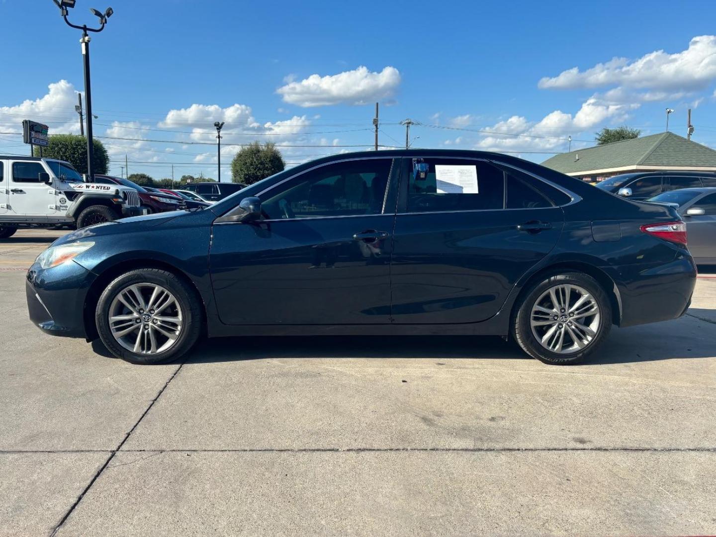 2016 Gray Toyota Camry SE (4T1BF1FK7GU) with an 2.5L I-4 DOHC engine, located at 2401 E Main St., Grand Prairie, TX, 75050, (972) 262-4440, 32.748981, -96.969643 - Photo#4