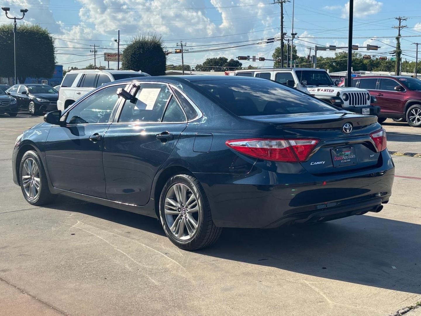 2016 Gray Toyota Camry SE (4T1BF1FK7GU) with an 2.5L I-4 DOHC engine, located at 2401 E Main St., Grand Prairie, TX, 75050, (972) 262-4440, 32.748981, -96.969643 - Photo#5