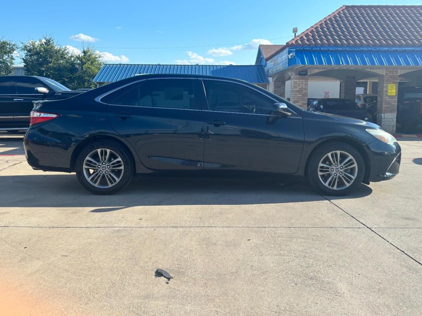 2016 Gray Toyota Camry SE (4T1BF1FK7GU) with an 2.5L I-4 DOHC engine, located at 2401 E Main St., Grand Prairie, TX, 75050, (972) 262-4440, 32.748981, -96.969643 - Photo#8