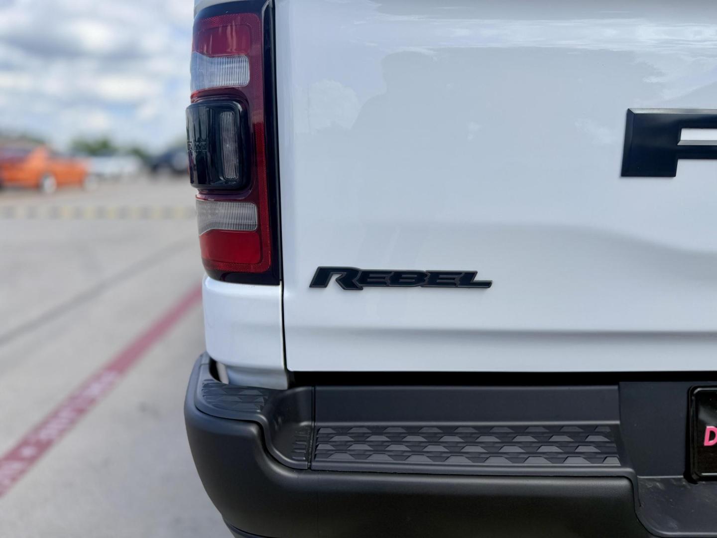 2019 White Ram 1500 (1C6SRFLT4KN) , located at 2401 E Main St., Grand Prairie, TX, 75050, (972) 262-4440, 32.748981, -96.969643 - Photo#5