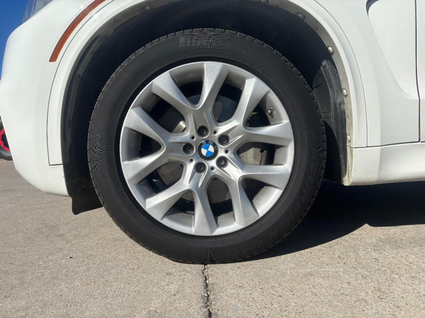 2014 White BMW X5 xDrive50i (5UXKR6C55E0) with an 4.4L V-8 gasoline direct injection engine, located at 2401 E Main St., Grand Prairie, TX, 75050, (972) 262-4440, 32.748981, -96.969643 - Photo#3