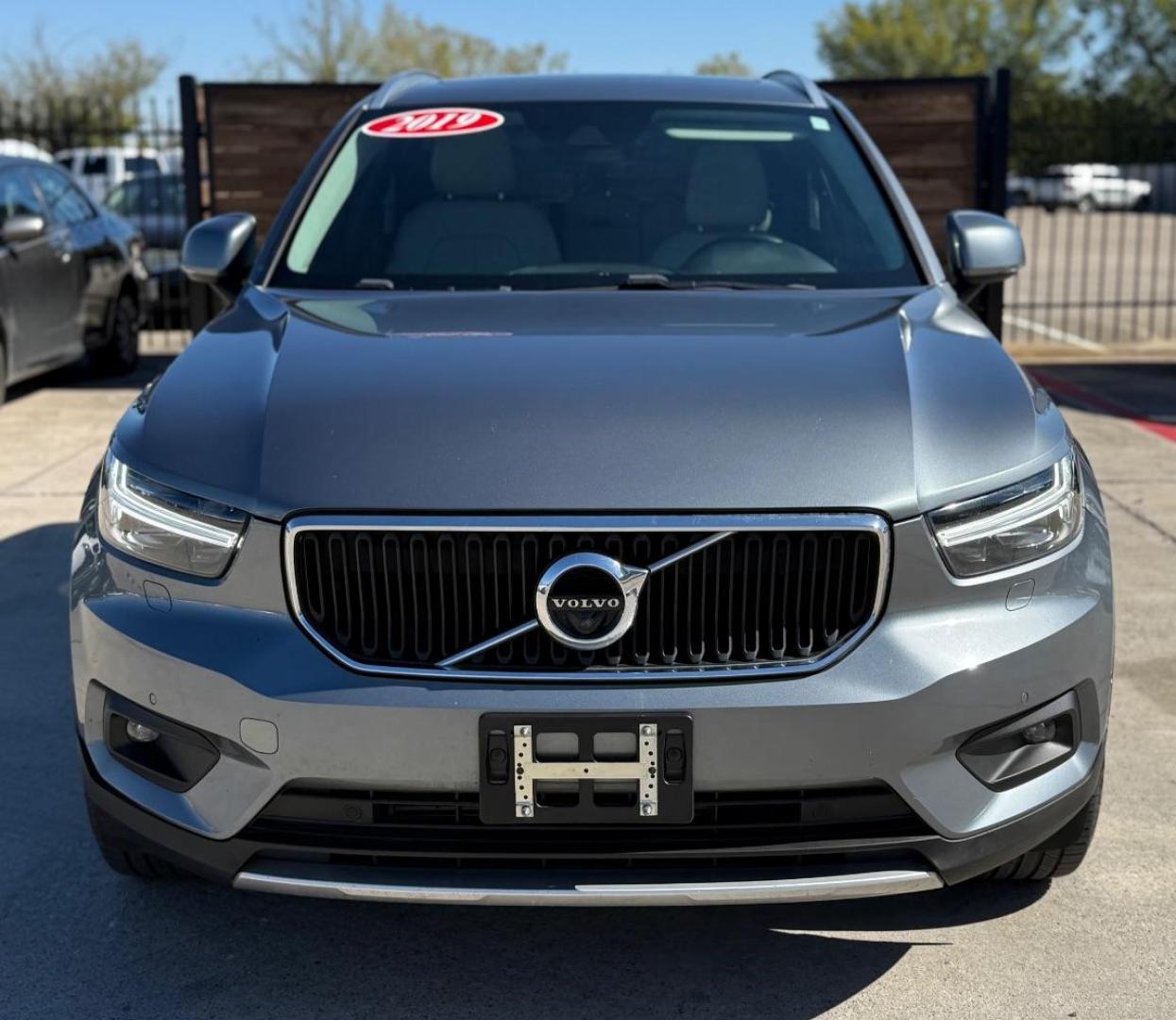 2019 Silver Volvo XC40 T5 Momentum (YV4162UK3K2) with an Drive-E 2L I-4 gasoline direct injection engine, located at 2401 E Main St., Grand Prairie, TX, 75050, (972) 262-4440, 32.748981, -96.969643 - Photo#1