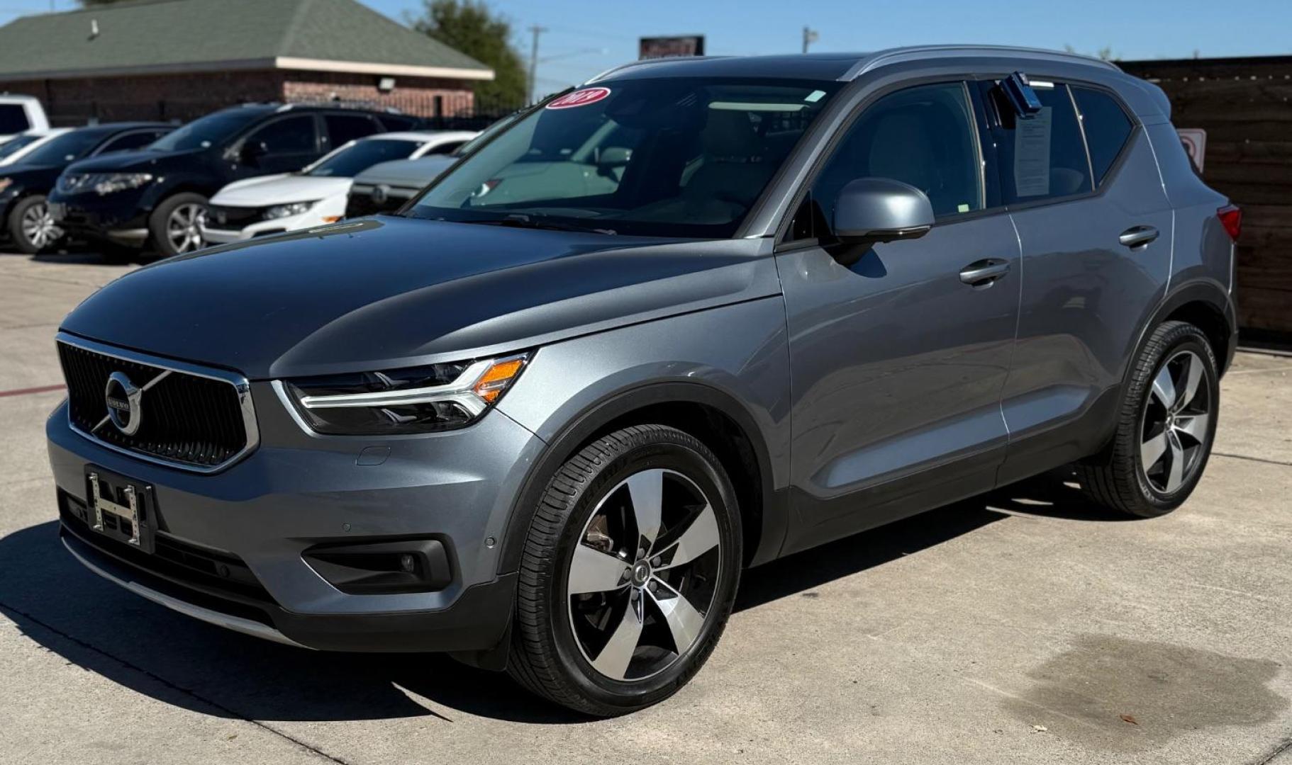 2019 Silver Volvo XC40 T5 Momentum (YV4162UK3K2) with an Drive-E 2L I-4 gasoline direct injection engine, located at 2401 E Main St., Grand Prairie, TX, 75050, (972) 262-4440, 32.748981, -96.969643 - Photo#2