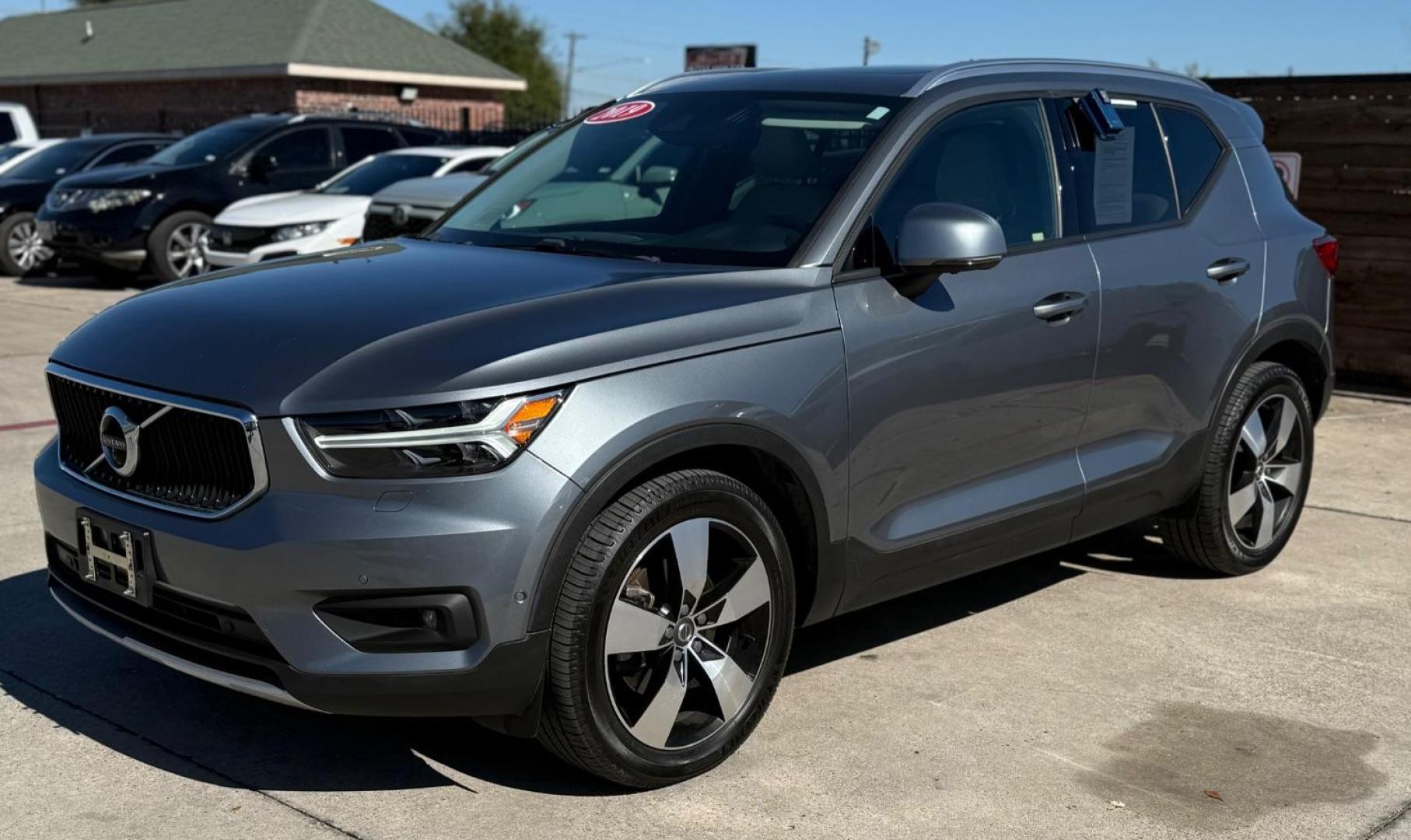 2019 Silver Volvo XC40 T5 Momentum (YV4162UK3K2) with an Drive-E 2L I-4 gasoline direct injection engine, located at 2401 E Main St., Grand Prairie, TX, 75050, (972) 262-4440, 32.748981, -96.969643 - Photo#3