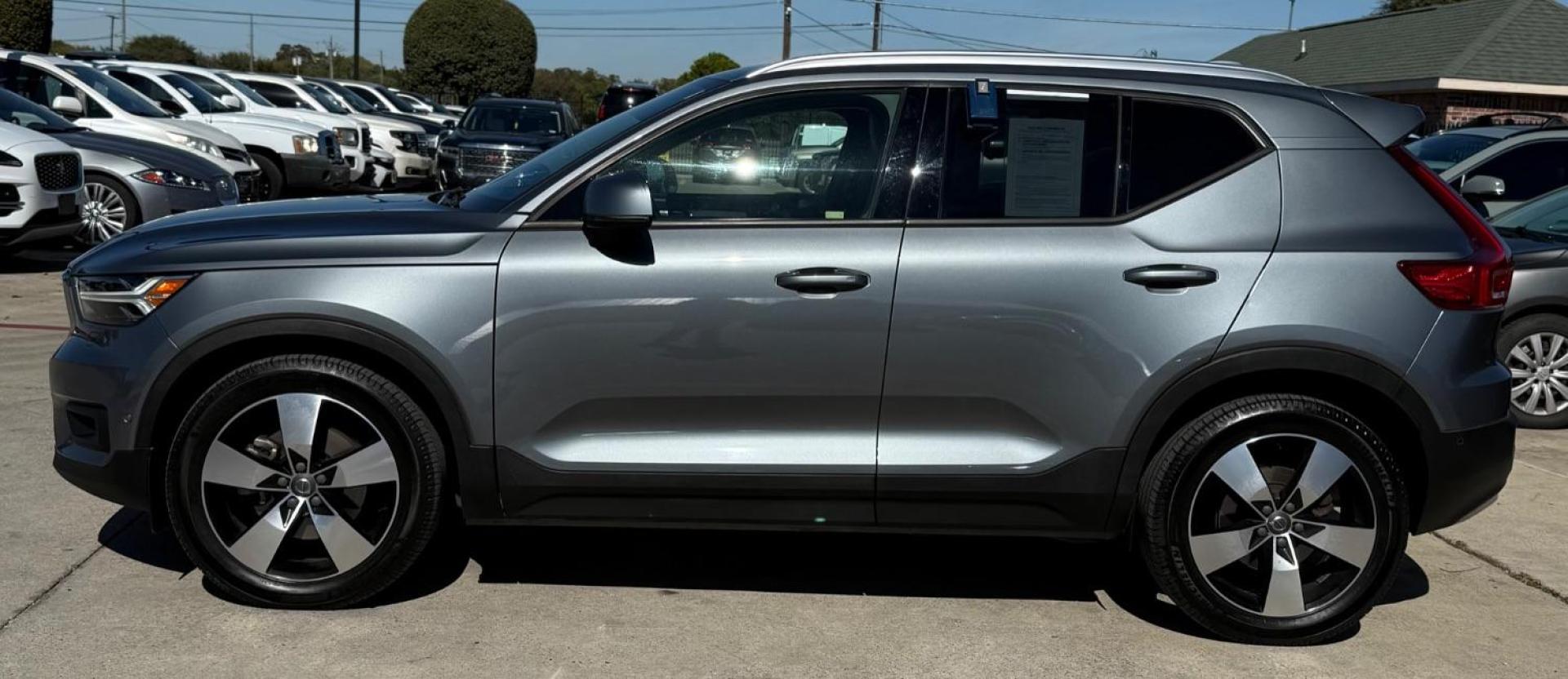 2019 Silver Volvo XC40 T5 Momentum (YV4162UK3K2) with an Drive-E 2L I-4 gasoline direct injection engine, located at 2401 E Main St., Grand Prairie, TX, 75050, (972) 262-4440, 32.748981, -96.969643 - Photo#4