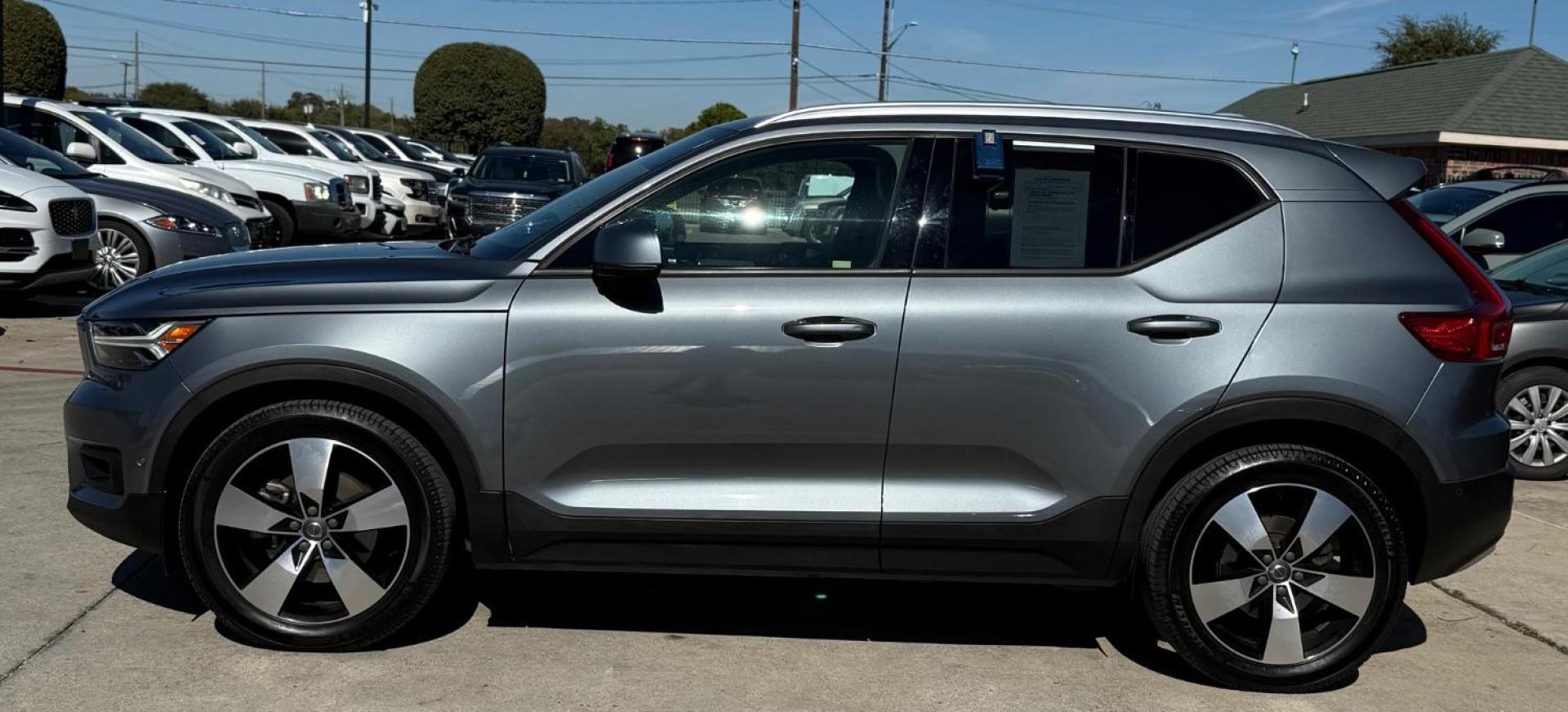 2019 Silver Volvo XC40 T5 Momentum (YV4162UK3K2) with an Drive-E 2L I-4 gasoline direct injection engine, located at 2401 E Main St., Grand Prairie, TX, 75050, (972) 262-4440, 32.748981, -96.969643 - Photo#5