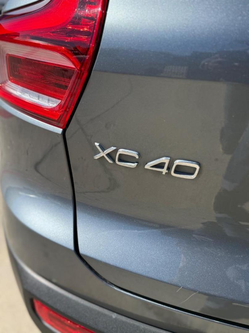 2019 Silver Volvo XC40 T5 Momentum (YV4162UK3K2) with an Drive-E 2L I-4 gasoline direct injection engine, located at 2401 E Main St., Grand Prairie, TX, 75050, (972) 262-4440, 32.748981, -96.969643 - Photo#9