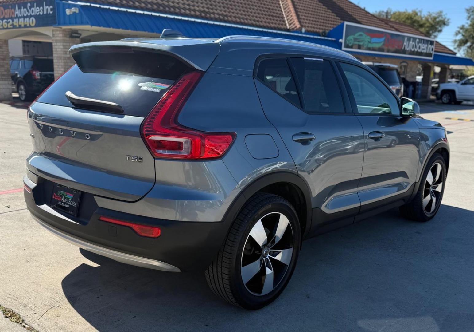 2019 Silver Volvo XC40 T5 Momentum (YV4162UK3K2) with an Drive-E 2L I-4 gasoline direct injection engine, located at 2401 E Main St., Grand Prairie, TX, 75050, (972) 262-4440, 32.748981, -96.969643 - Photo#12