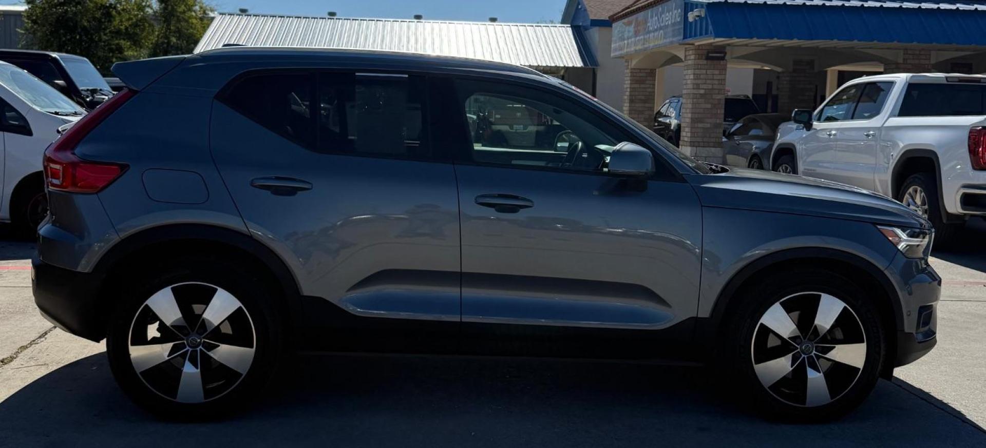 2019 Silver Volvo XC40 T5 Momentum (YV4162UK3K2) with an Drive-E 2L I-4 gasoline direct injection engine, located at 2401 E Main St., Grand Prairie, TX, 75050, (972) 262-4440, 32.748981, -96.969643 - Photo#14