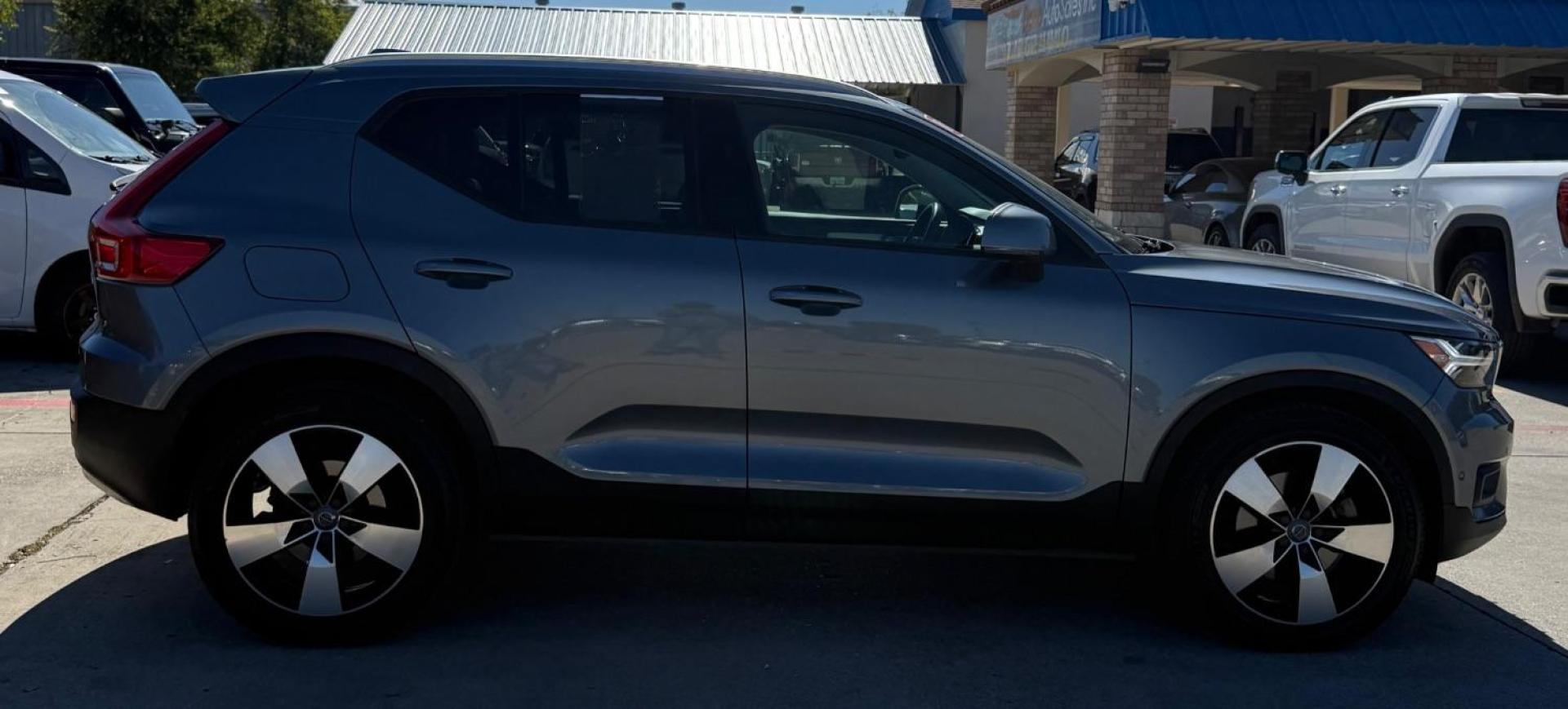 2019 Silver Volvo XC40 T5 Momentum (YV4162UK3K2) with an Drive-E 2L I-4 gasoline direct injection engine, located at 2401 E Main St., Grand Prairie, TX, 75050, (972) 262-4440, 32.748981, -96.969643 - Photo#15