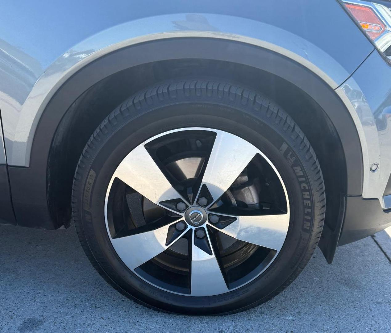 2019 Silver Volvo XC40 T5 Momentum (YV4162UK3K2) with an Drive-E 2L I-4 gasoline direct injection engine, located at 2401 E Main St., Grand Prairie, TX, 75050, (972) 262-4440, 32.748981, -96.969643 - Photo#16