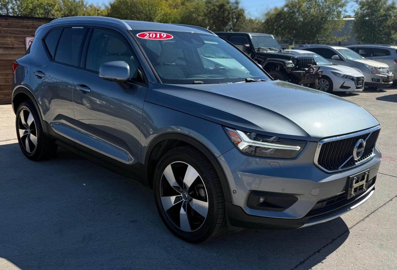 2019 Silver Volvo XC40 T5 Momentum (YV4162UK3K2) with an Drive-E 2L I-4 gasoline direct injection engine, located at 2401 E Main St., Grand Prairie, TX, 75050, (972) 262-4440, 32.748981, -96.969643 - Photo#17