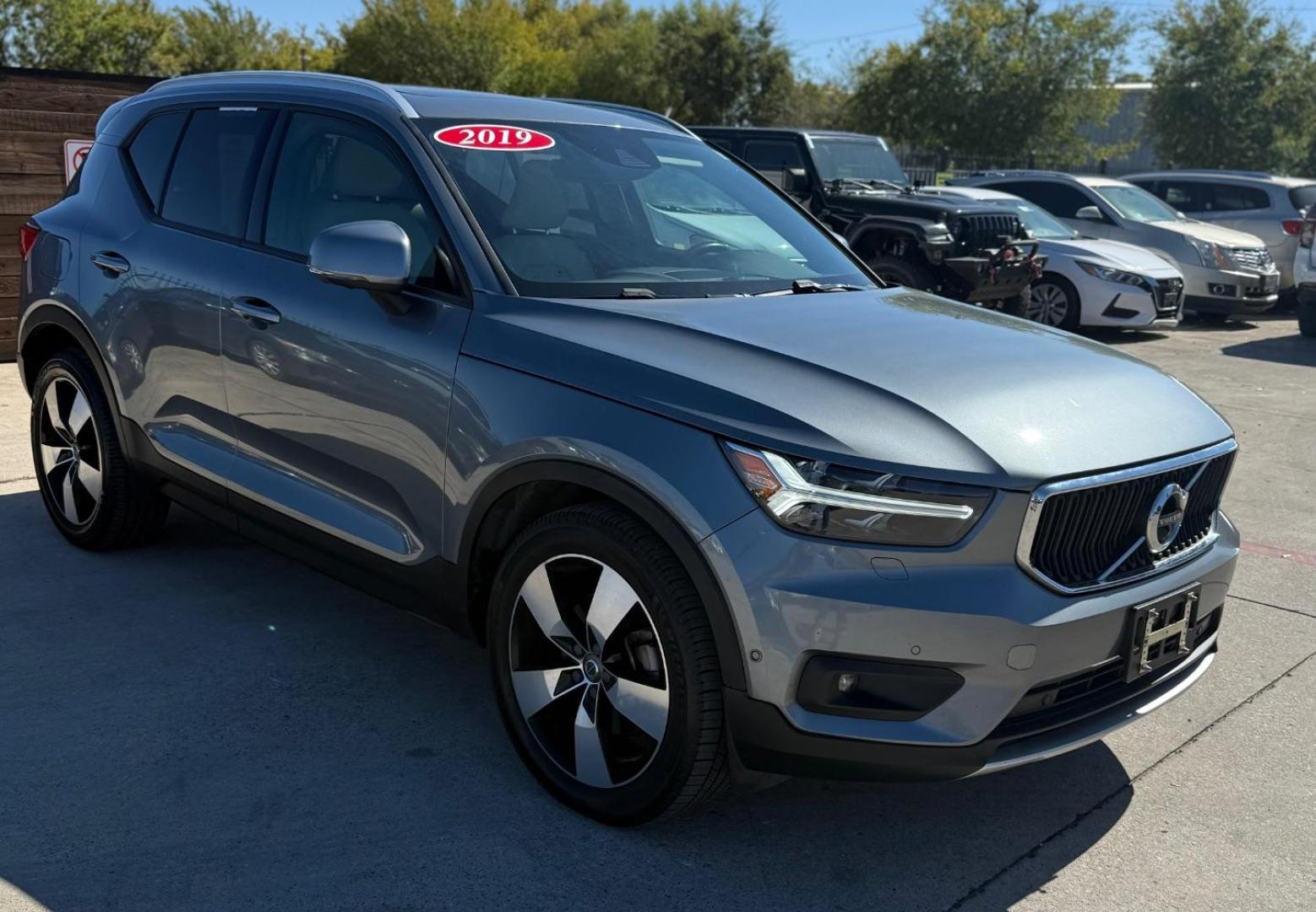 2019 Silver Volvo XC40 T5 Momentum (YV4162UK3K2) with an Drive-E 2L I-4 gasoline direct injection engine, located at 2401 E Main St., Grand Prairie, TX, 75050, (972) 262-4440, 32.748981, -96.969643 - Photo#18