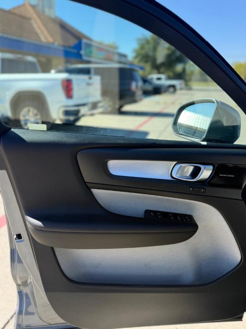 2019 Silver Volvo XC40 T5 Momentum (YV4162UK3K2) with an Drive-E 2L I-4 gasoline direct injection engine, located at 2401 E Main St., Grand Prairie, TX, 75050, (972) 262-4440, 32.748981, -96.969643 - Photo#19