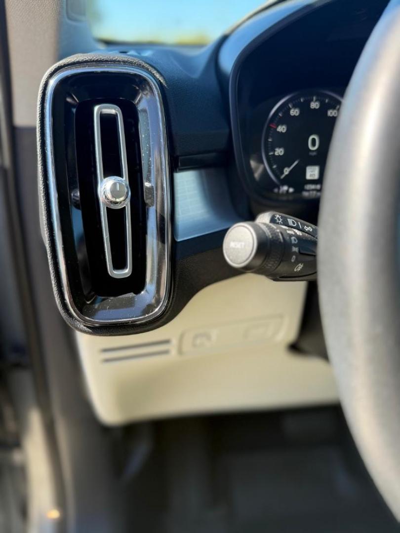 2019 Silver Volvo XC40 T5 Momentum (YV4162UK3K2) with an Drive-E 2L I-4 gasoline direct injection engine, located at 2401 E Main St., Grand Prairie, TX, 75050, (972) 262-4440, 32.748981, -96.969643 - Photo#20