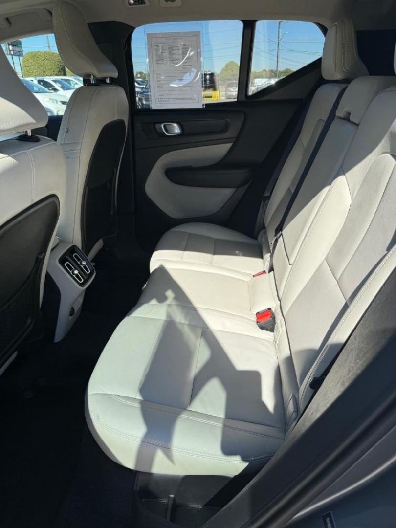 2019 Silver Volvo XC40 T5 Momentum (YV4162UK3K2) with an Drive-E 2L I-4 gasoline direct injection engine, located at 2401 E Main St., Grand Prairie, TX, 75050, (972) 262-4440, 32.748981, -96.969643 - Photo#24
