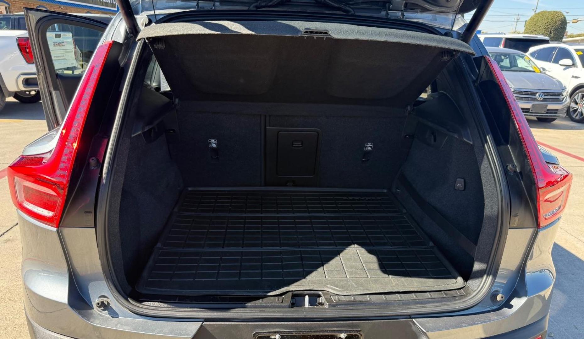 2019 Silver Volvo XC40 T5 Momentum (YV4162UK3K2) with an Drive-E 2L I-4 gasoline direct injection engine, located at 2401 E Main St., Grand Prairie, TX, 75050, (972) 262-4440, 32.748981, -96.969643 - Photo#29