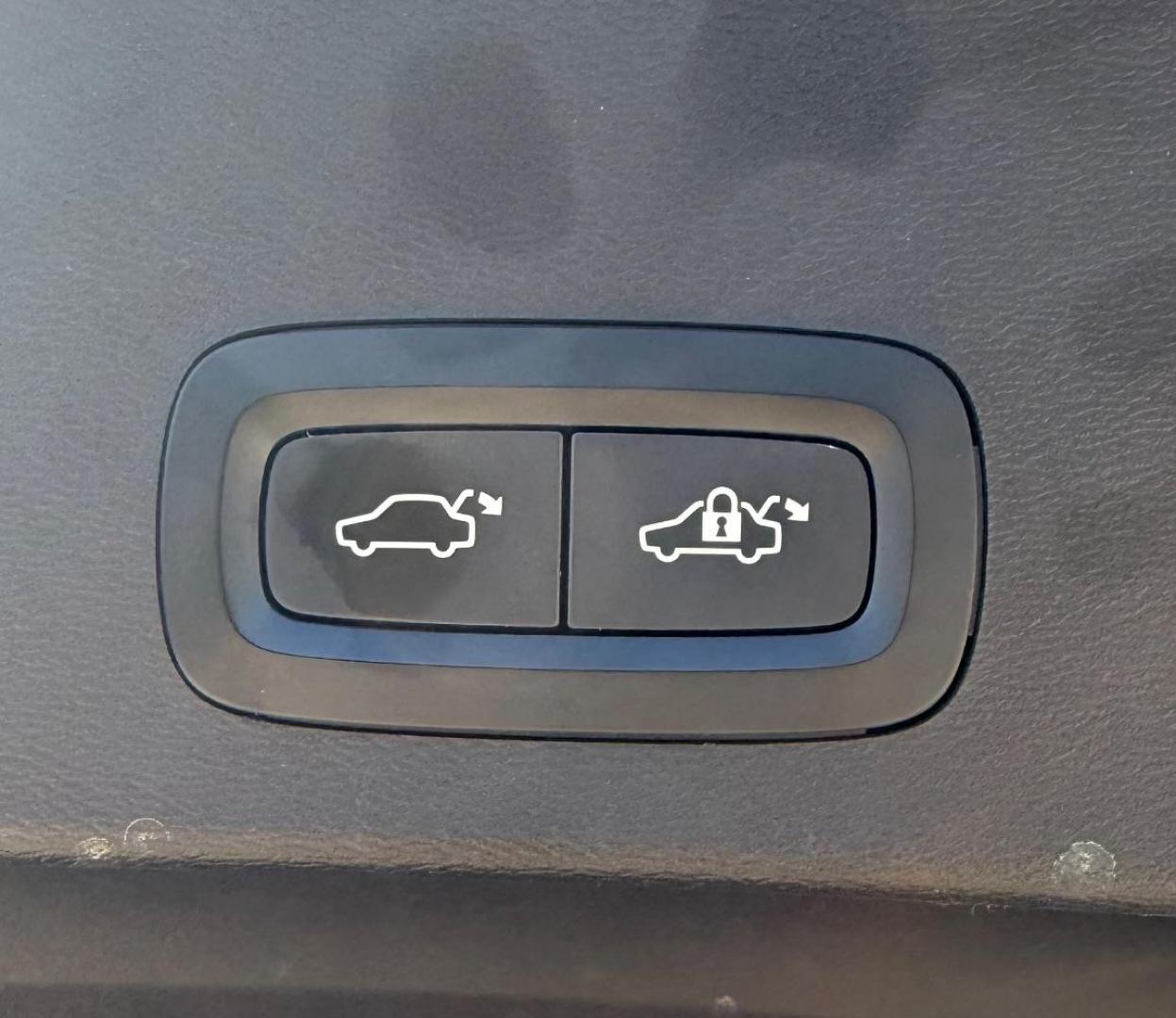 2019 Silver Volvo XC40 T5 Momentum (YV4162UK3K2) with an Drive-E 2L I-4 gasoline direct injection engine, located at 2401 E Main St., Grand Prairie, TX, 75050, (972) 262-4440, 32.748981, -96.969643 - Photo#30