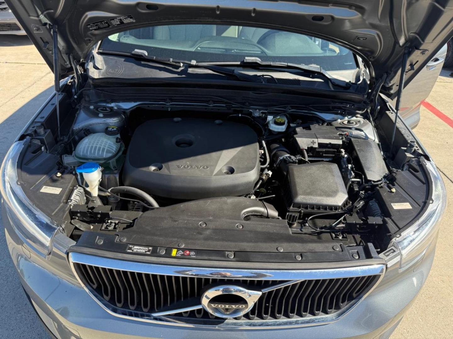 2019 Silver Volvo XC40 T5 Momentum (YV4162UK3K2) with an Drive-E 2L I-4 gasoline direct injection engine, located at 2401 E Main St., Grand Prairie, TX, 75050, (972) 262-4440, 32.748981, -96.969643 - Photo#32