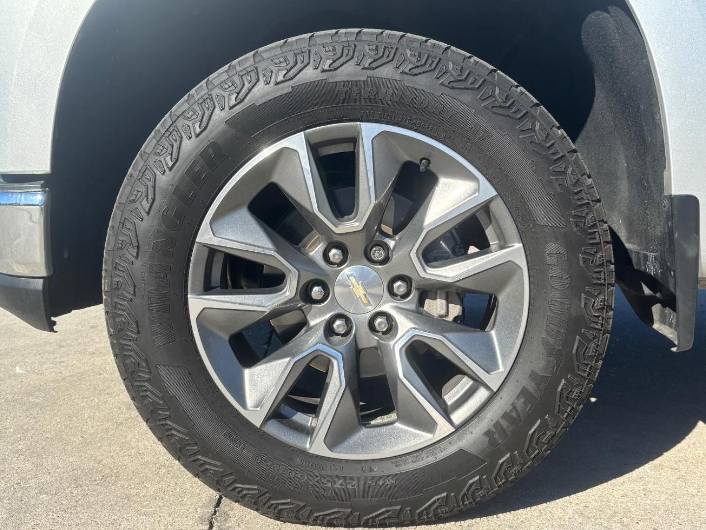 2019 Silver Chevrolet Silverado 1500 LT (1GCPWCED0KZ) , located at 2401 E Main St., Grand Prairie, TX, 75050, (972) 262-4440, 32.748981, -96.969643 - Photo#4