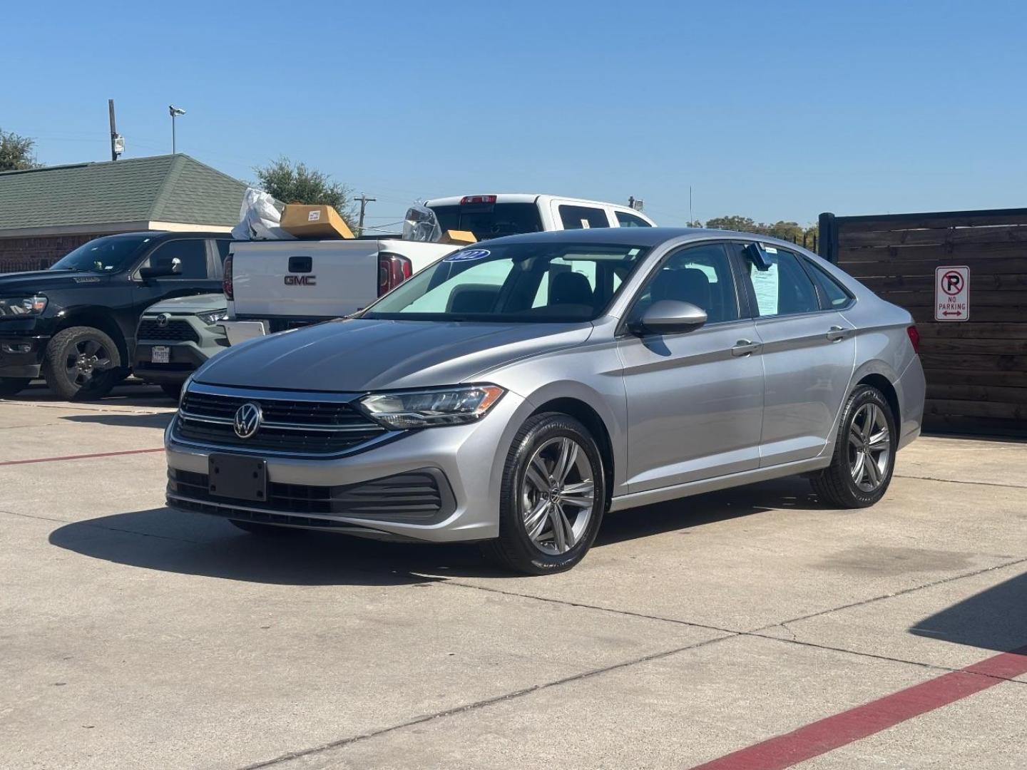 2022 Gray Volkswagen Jetta 1.5T SE (3VWEM7BU8NM) with an 1.5L I-4 gasoline direct injection engine, located at 2401 E Main St., Grand Prairie, TX, 75050, (972) 262-4440, 32.748981, -96.969643 - Photo#2