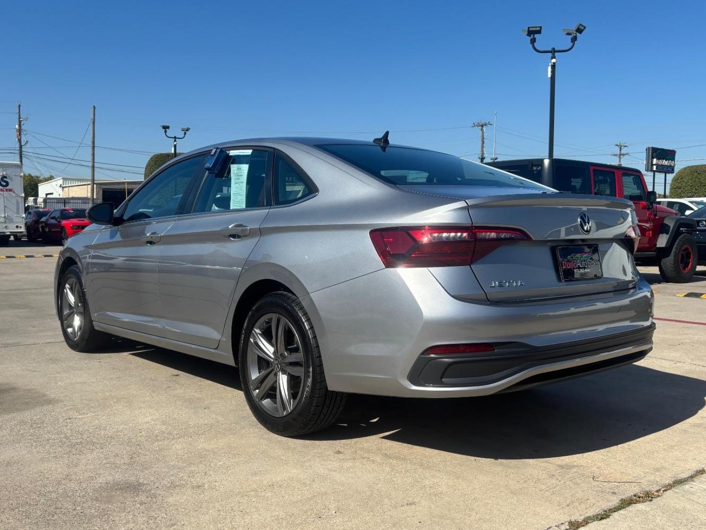 2022 Gray Volkswagen Jetta 1.5T SE (3VWEM7BU8NM) with an 1.5L I-4 gasoline direct injection engine, located at 2401 E Main St., Grand Prairie, TX, 75050, (972) 262-4440, 32.748981, -96.969643 - Photo#3
