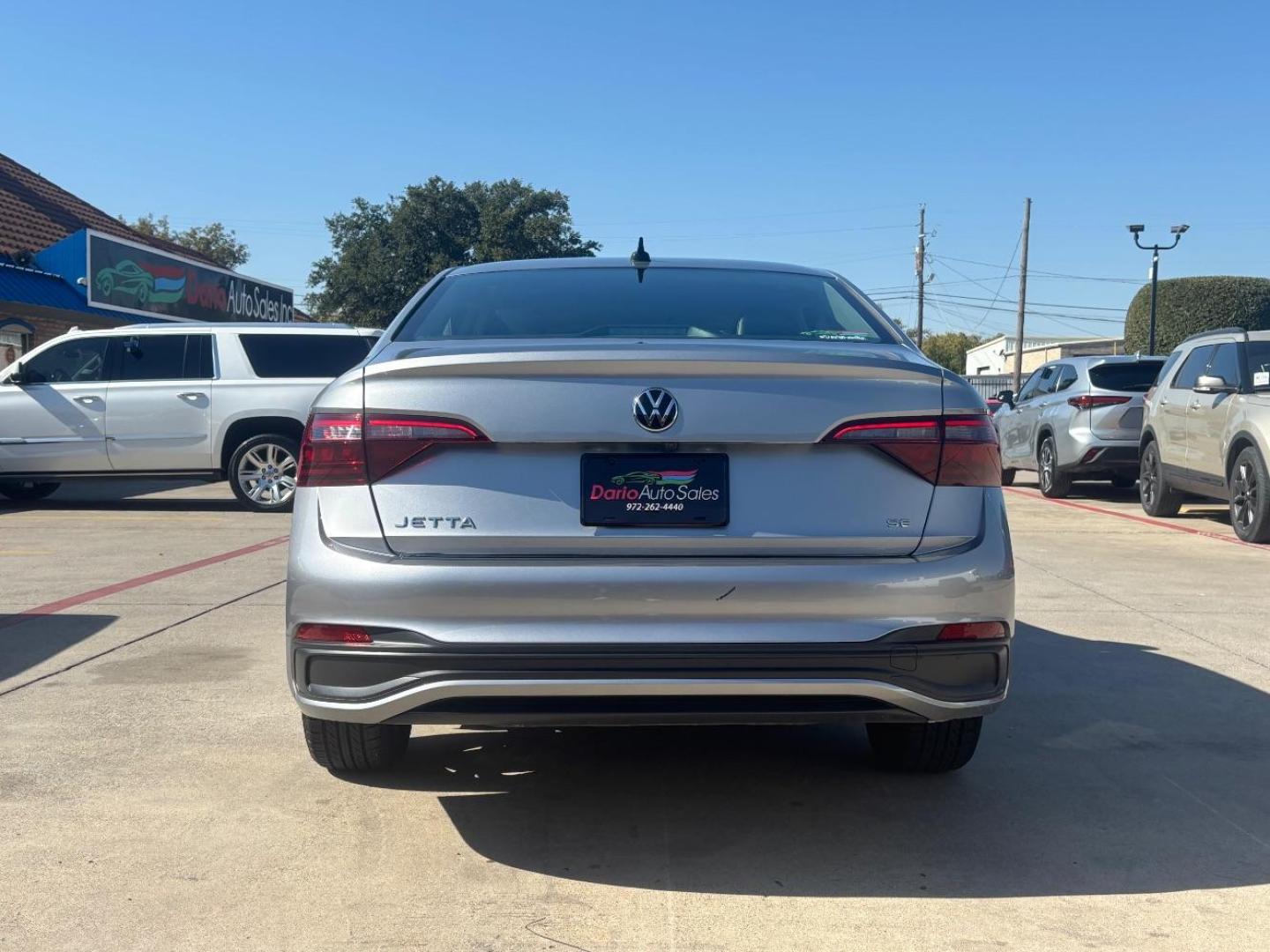 2022 Gray Volkswagen Jetta 1.5T SE (3VWEM7BU8NM) with an 1.5L I-4 gasoline direct injection engine, located at 2401 E Main St., Grand Prairie, TX, 75050, (972) 262-4440, 32.748981, -96.969643 - Photo#4