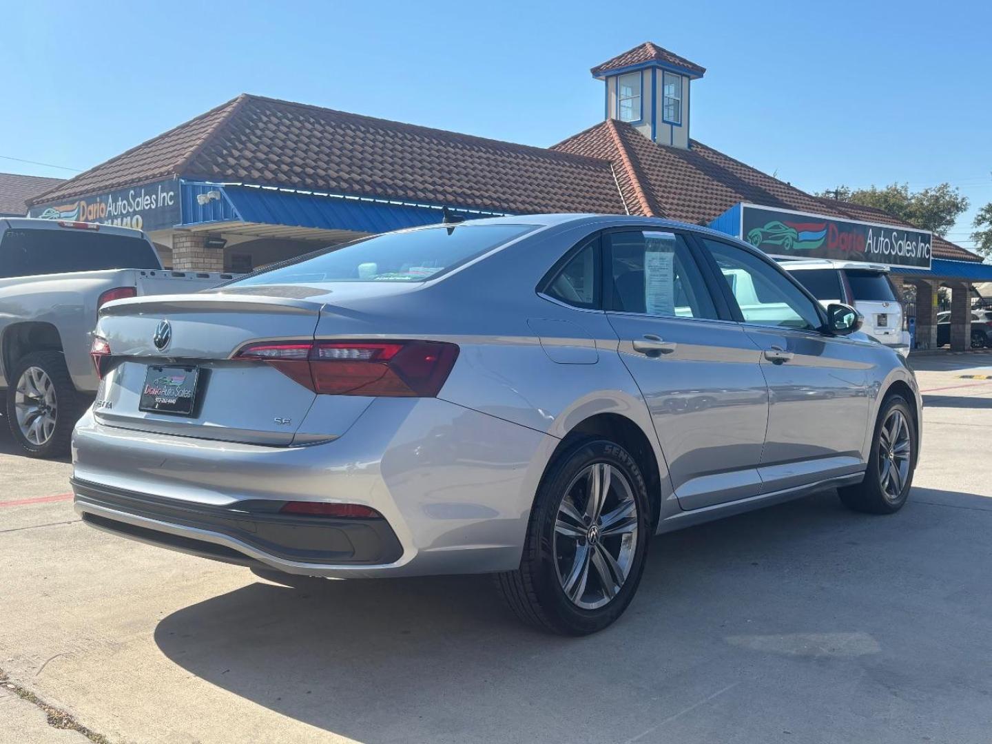 2022 Gray Volkswagen Jetta 1.5T SE (3VWEM7BU8NM) with an 1.5L I-4 gasoline direct injection engine, located at 2401 E Main St., Grand Prairie, TX, 75050, (972) 262-4440, 32.748981, -96.969643 - Photo#5