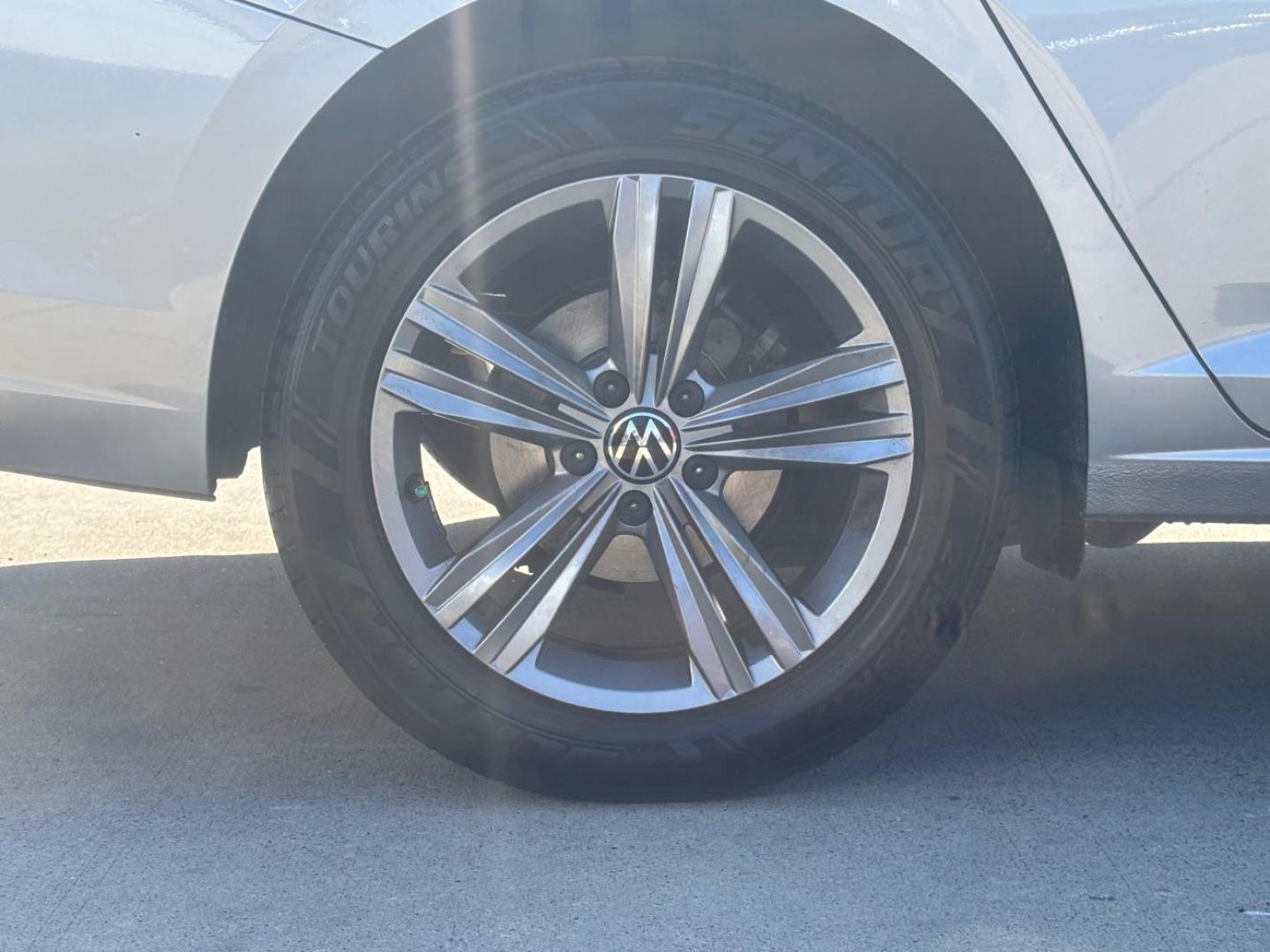 2022 Gray Volkswagen Jetta 1.5T SE (3VWEM7BU8NM) with an 1.5L I-4 gasoline direct injection engine, located at 2401 E Main St., Grand Prairie, TX, 75050, (972) 262-4440, 32.748981, -96.969643 - Photo#6