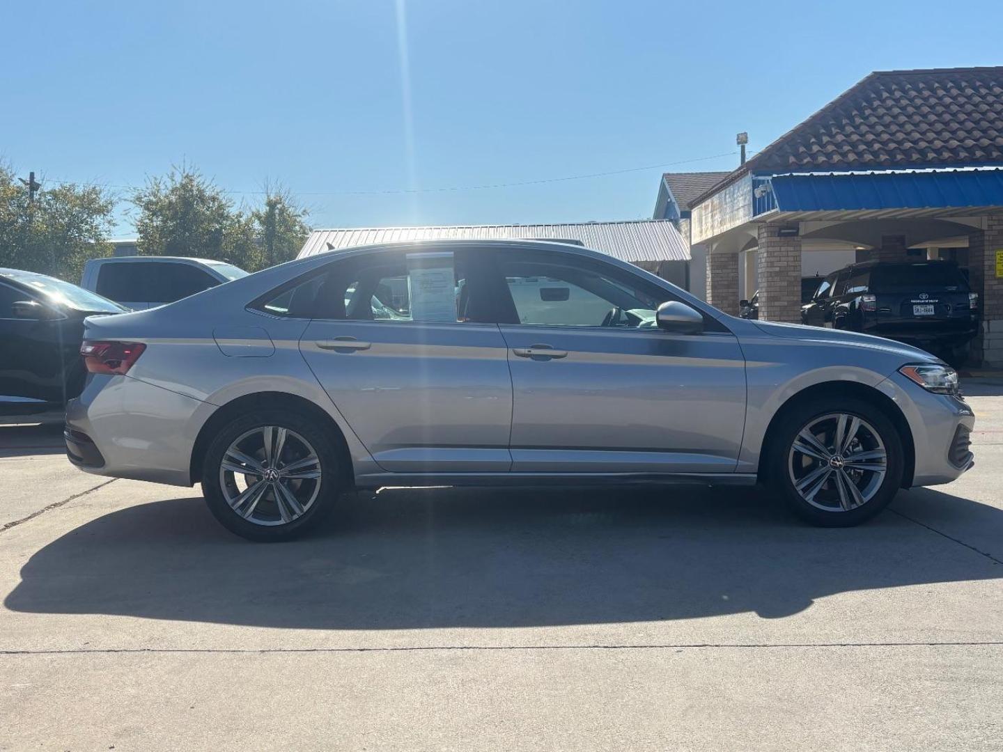 2022 Gray Volkswagen Jetta 1.5T SE (3VWEM7BU8NM) with an 1.5L I-4 gasoline direct injection engine, located at 2401 E Main St., Grand Prairie, TX, 75050, (972) 262-4440, 32.748981, -96.969643 - Photo#7