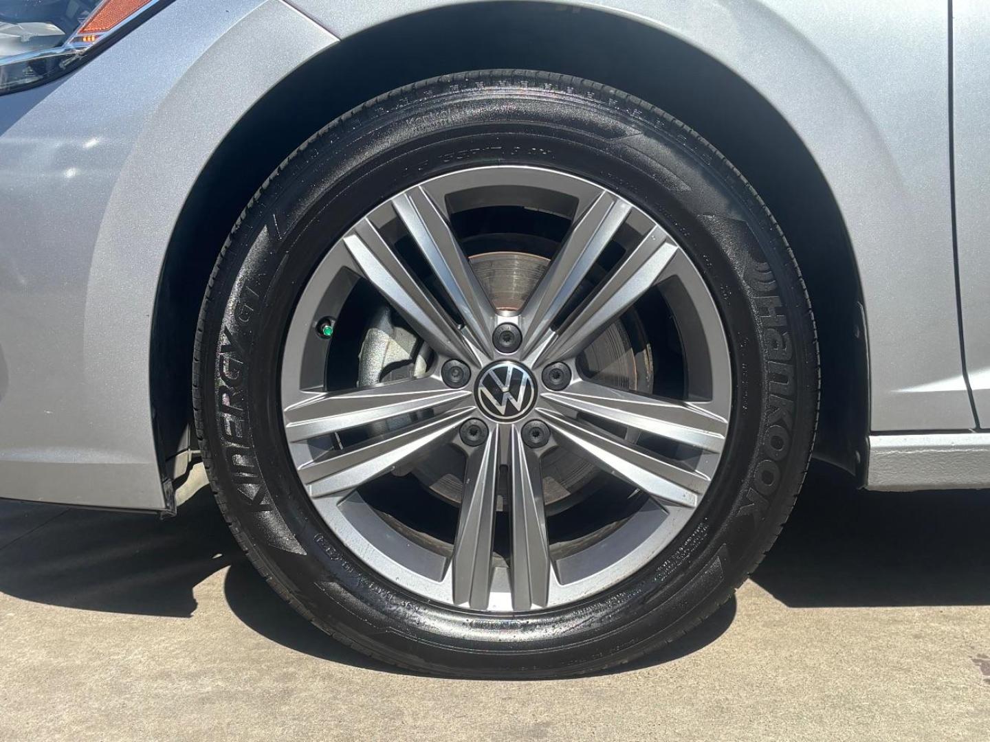 2022 Gray Volkswagen Jetta 1.5T SE (3VWEM7BU8NM) with an 1.5L I-4 gasoline direct injection engine, located at 2401 E Main St., Grand Prairie, TX, 75050, (972) 262-4440, 32.748981, -96.969643 - Photo#9