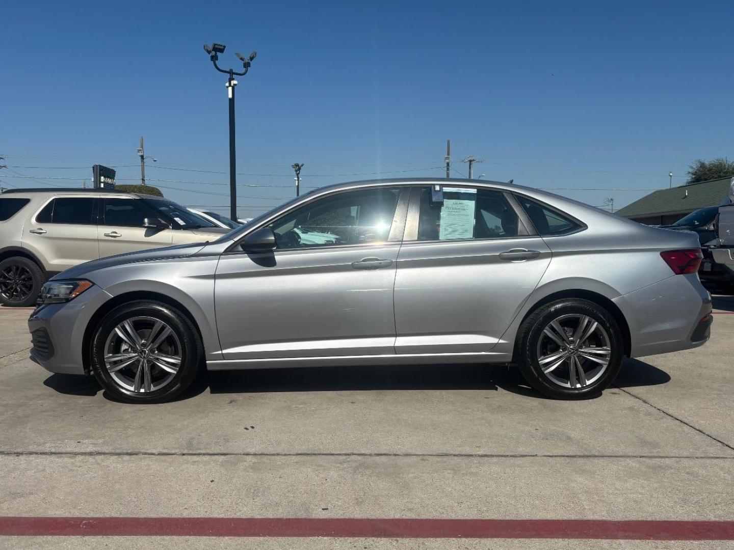 2022 Gray Volkswagen Jetta 1.5T SE (3VWEM7BU8NM) with an 1.5L I-4 gasoline direct injection engine, located at 2401 E Main St., Grand Prairie, TX, 75050, (972) 262-4440, 32.748981, -96.969643 - Photo#10