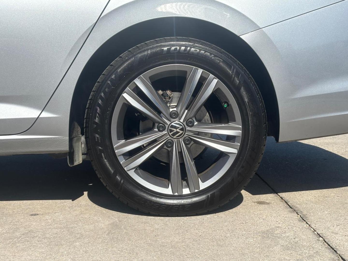 2022 Gray Volkswagen Jetta 1.5T SE (3VWEM7BU8NM) with an 1.5L I-4 gasoline direct injection engine, located at 2401 E Main St., Grand Prairie, TX, 75050, (972) 262-4440, 32.748981, -96.969643 - Photo#11