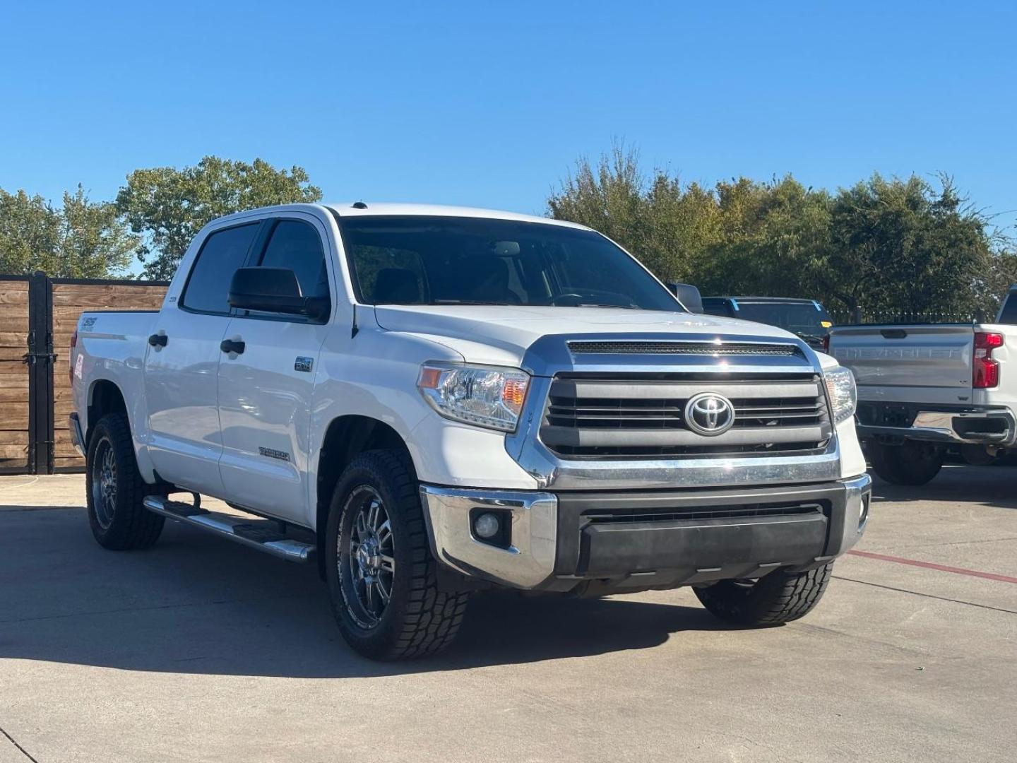 2015 White Toyota Tundra SR5 5.7L V8 CrewMax 2WD (5TFEY5F13FX) with an 5.7L V8 DOHC 32V engine, 6-Speed Automatic transmission, located at 2401 E Main St., Grand Prairie, TX, 75050, (972) 262-4440, 32.748981, -96.969643 - Photo#2