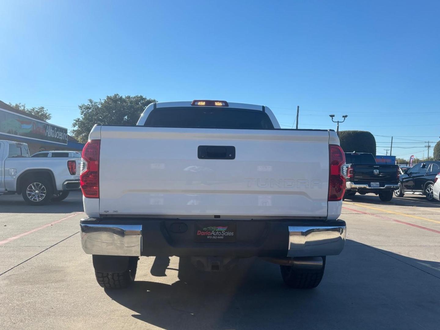 2015 White Toyota Tundra SR5 5.7L V8 CrewMax 2WD (5TFEY5F13FX) with an 5.7L V8 DOHC 32V engine, 6-Speed Automatic transmission, located at 2401 E Main St., Grand Prairie, TX, 75050, (972) 262-4440, 32.748981, -96.969643 - Photo#5