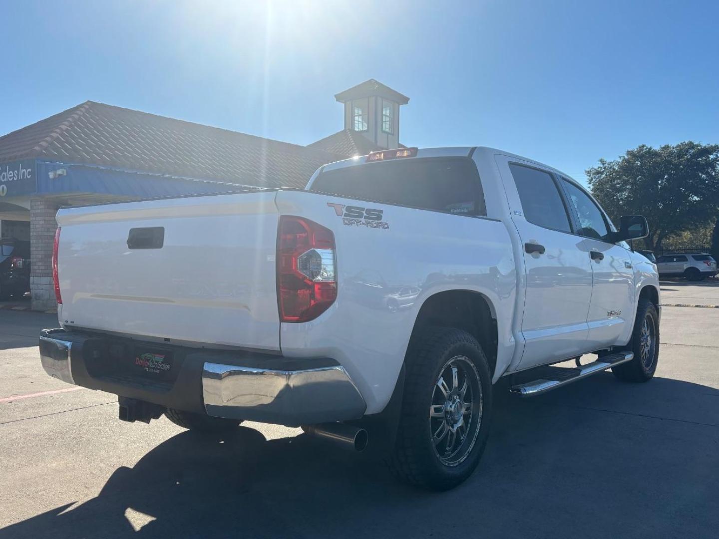 2015 White Toyota Tundra SR5 5.7L V8 CrewMax 2WD (5TFEY5F13FX) with an 5.7L V8 DOHC 32V engine, 6-Speed Automatic transmission, located at 2401 E Main St., Grand Prairie, TX, 75050, (972) 262-4440, 32.748981, -96.969643 - Photo#6